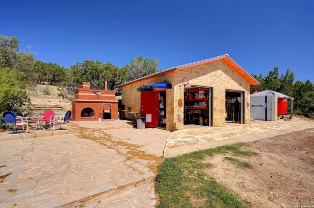 324 E HEADWATERS RANCH RD, Kendalia, TX 78027