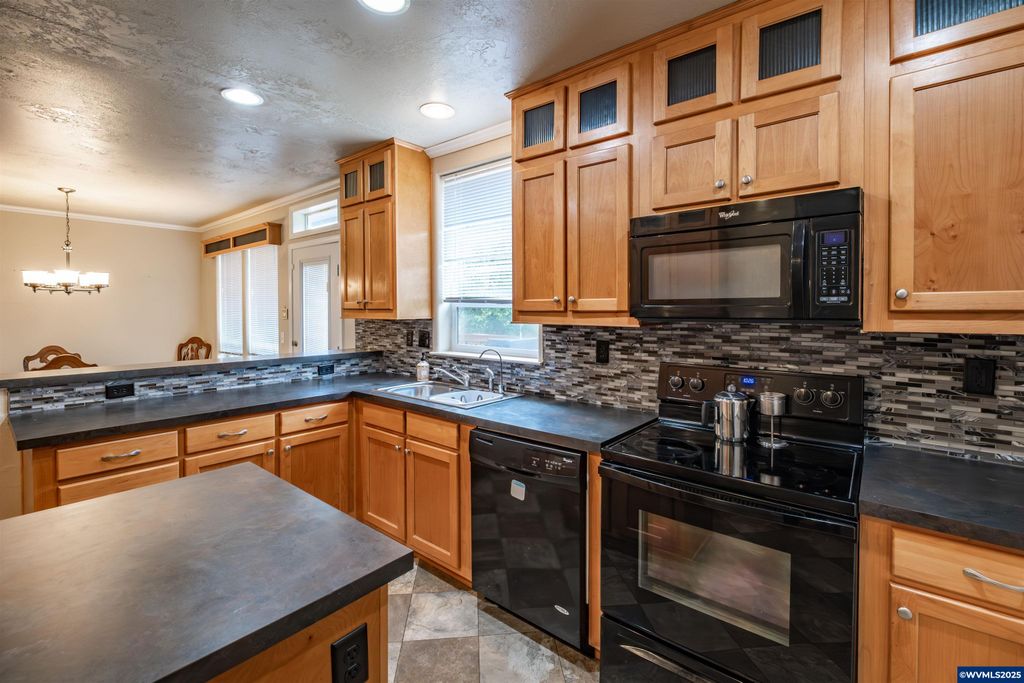 Image 11 of property listing at 15984 North Santiam Hwy SE, Stayton, OR 97383