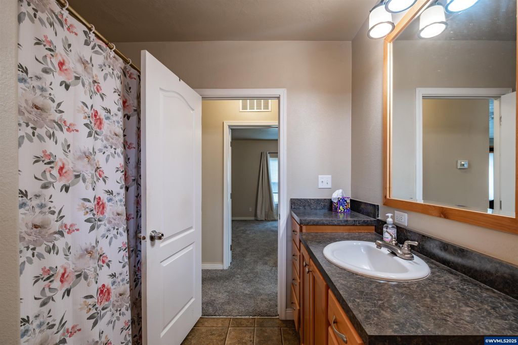 Image 24 of property listing at 15984 North Santiam Hwy SE, Stayton, OR 97383