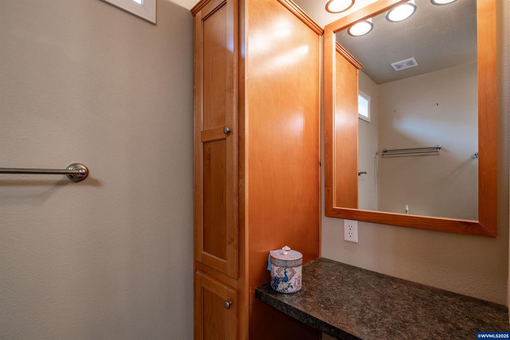 Image 25 of property listing at 15984 North Santiam Hwy SE, Stayton, OR 97383