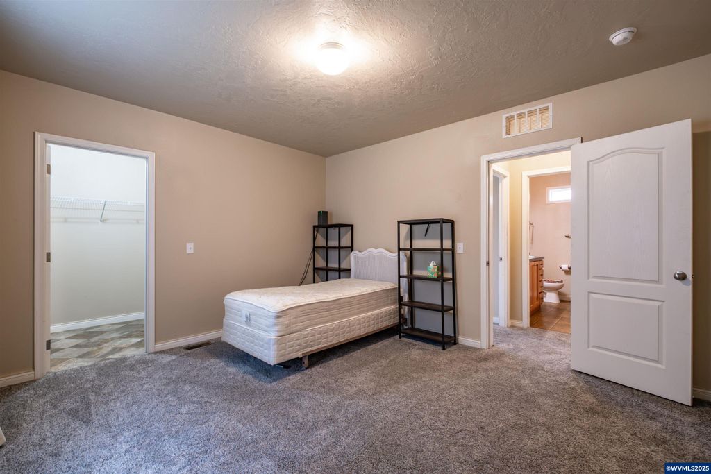 Image 26 of property listing at 15984 North Santiam Hwy SE, Stayton, OR 97383