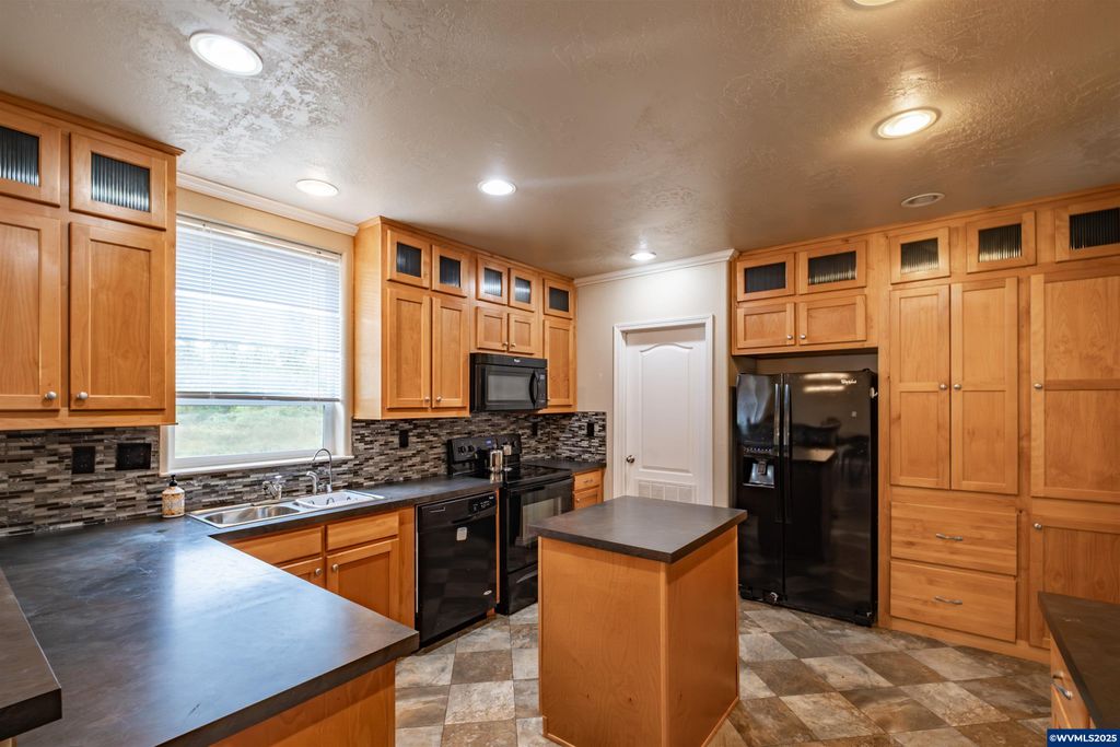Image 4 of property listing at 15984 North Santiam Hwy SE, Stayton, OR 97383