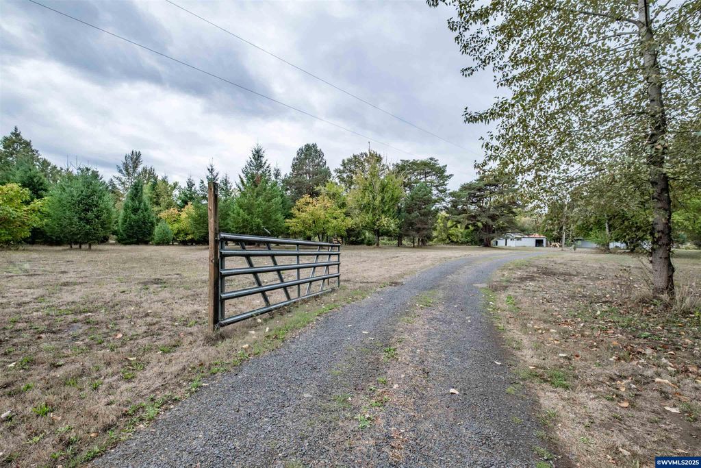 Image 40 of property listing at 15984 North Santiam Hwy SE, Stayton, OR 97383