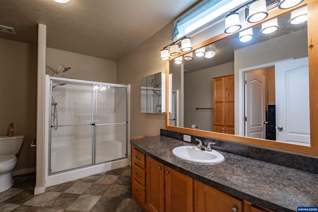 Image 7 of property listing at 15984 North Santiam Hwy SE, Stayton, OR 97383
