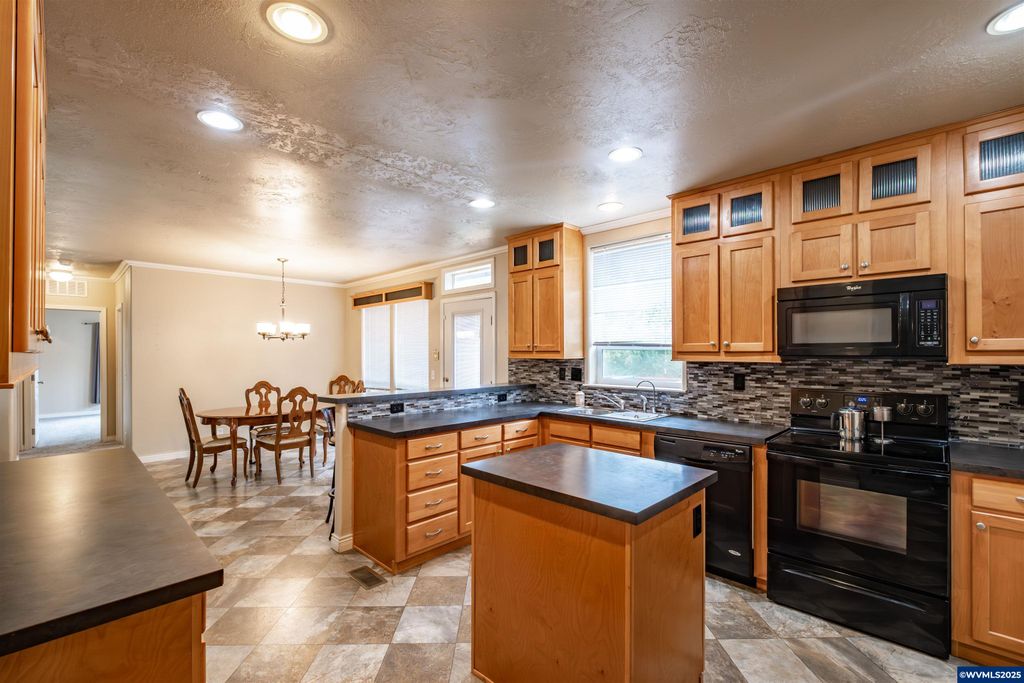 Image 8 of property listing at 15984 North Santiam Hwy SE, Stayton, OR 97383