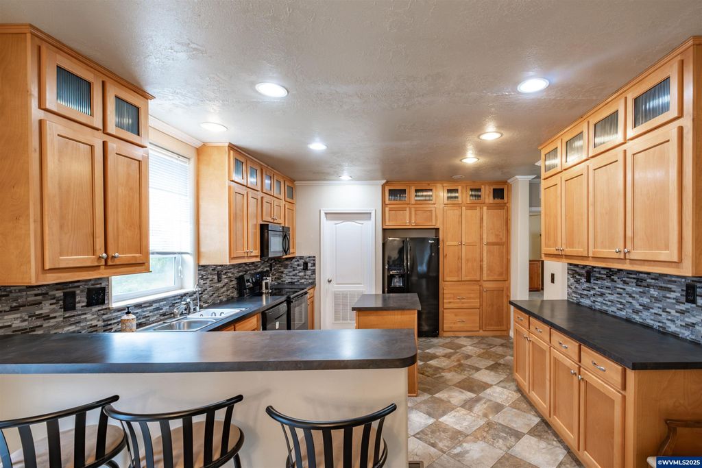 Image 9 of property listing at 15984 North Santiam Hwy SE, Stayton, OR 97383