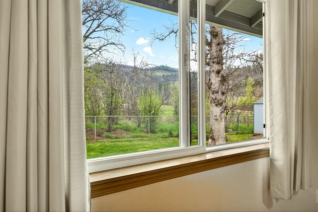 5498 Butte Falls Highway, Eagle Point, OR 97524