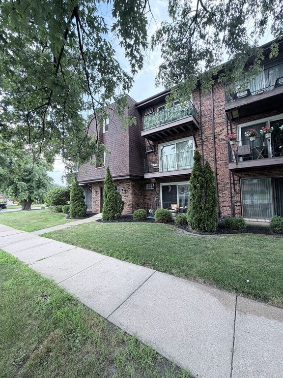 7005 99th Street 2W, Chicago Ridge, IL 60415