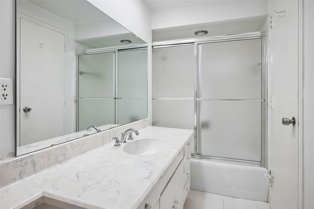 6211 W Northwest Highway 900, Dallas, TX 75225