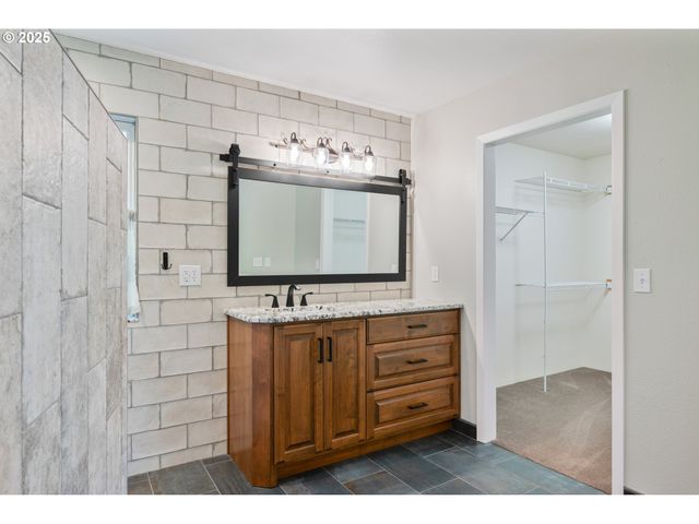 724 OSTRANDER Rd, Kelso, WA 98626