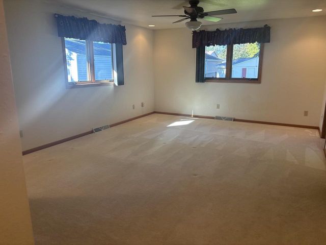 135 N MEADOW STREET, Oshkosh, WI 54902