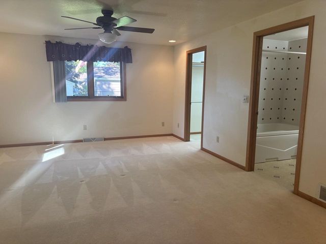 135 N MEADOW STREET, Oshkosh, WI 54902