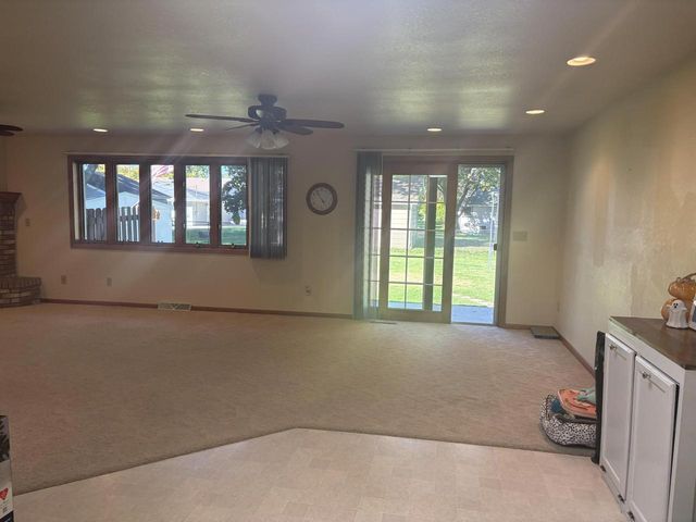135 N MEADOW STREET, Oshkosh, WI 54902
