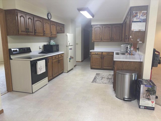 135 N MEADOW STREET, Oshkosh, WI 54902