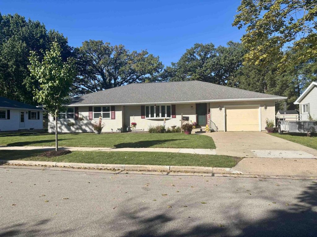 135 N MEADOW STREET, Oshkosh, WI 54902