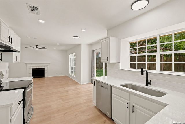 333 SUNROSE LN, Cibolo, TX 78108