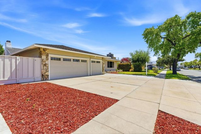 31 La Mirada Court, Salinas, CA 93901