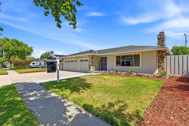 31 La Mirada Court, Salinas, CA 93901