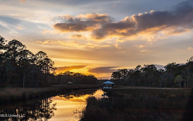 210 Bluff Cove, Ocean Springs, MS 39564