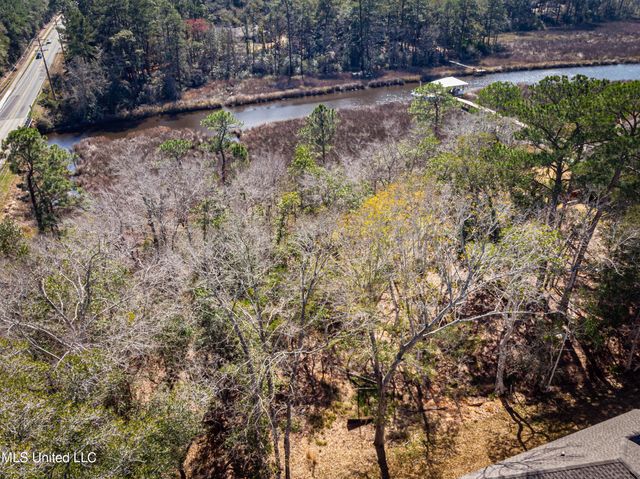 210 Bluff Cove, Ocean Springs, MS 39564