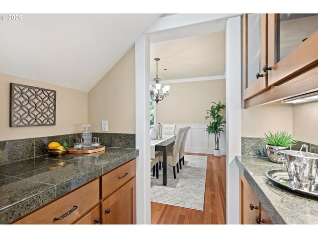 1991 COUNTRY CLUB Rd, Lake Oswego, OR 97034