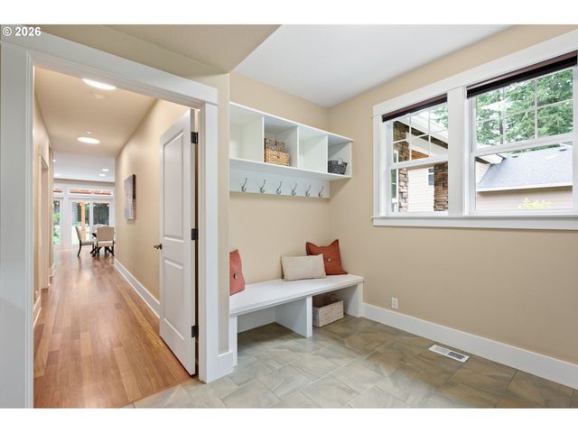 1991 COUNTRY CLUB Rd, Lake Oswego, OR 97034
