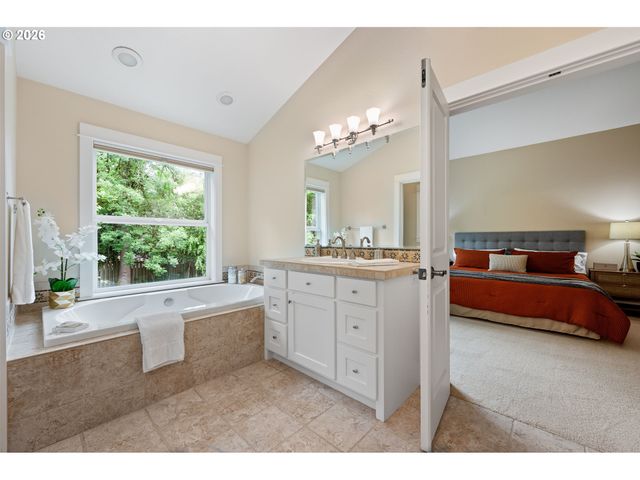 1991 COUNTRY CLUB Rd, Lake Oswego, OR 97034