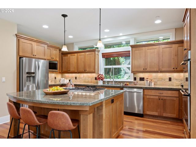 1991 COUNTRY CLUB Rd, Lake Oswego, OR 97034