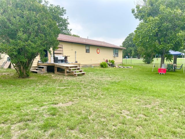 140 S Comanche Drive, De Leon, TX 76444