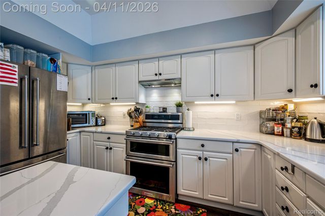 30261 Green Acres, Farmington Hills, MI 48334