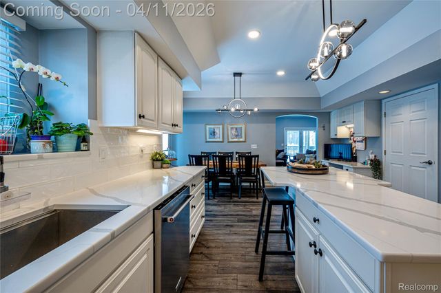 30261 Green Acres, Farmington Hills, MI 48334