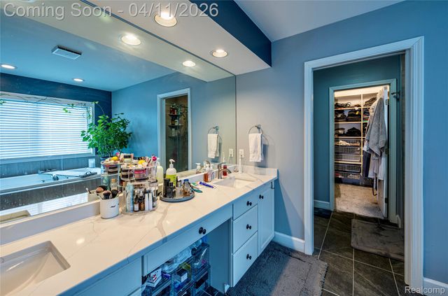 30261 Green Acres, Farmington Hills, MI 48334