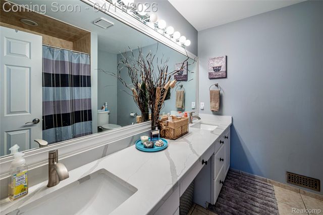 30261 Green Acres, Farmington Hills, MI 48334