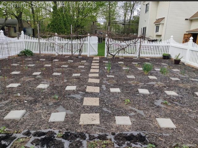 30261 Green Acres, Farmington Hills, MI 48334