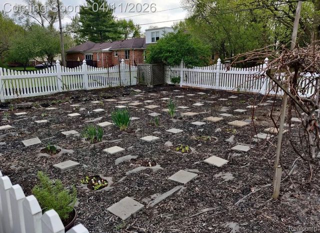 30261 Green Acres, Farmington Hills, MI 48334