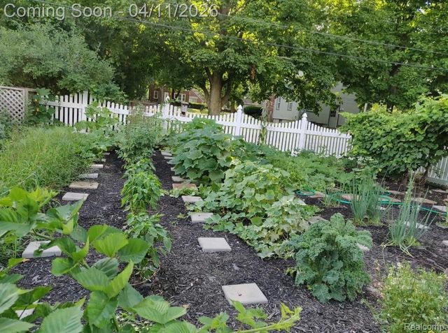 30261 Green Acres, Farmington Hills, MI 48334