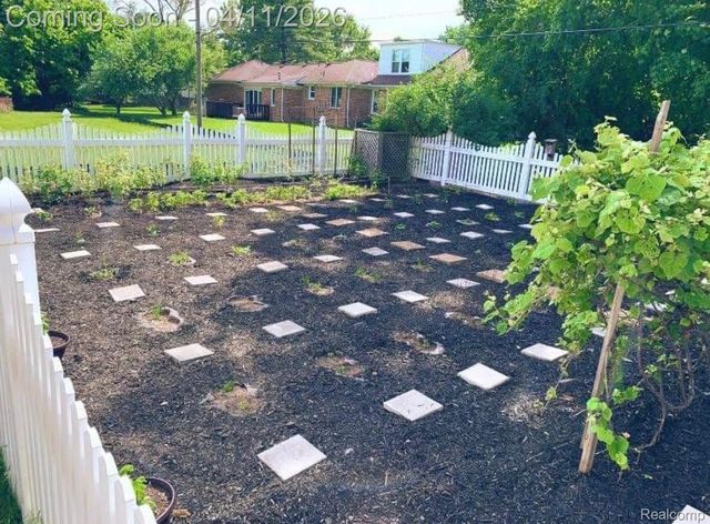 30261 Green Acres, Farmington Hills, MI 48334