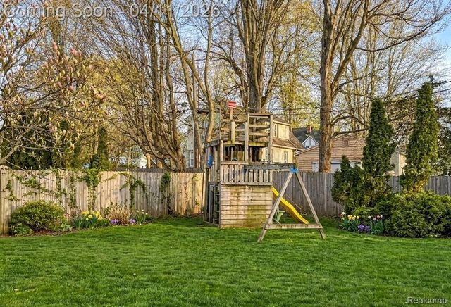 30261 Green Acres, Farmington Hills, MI 48334