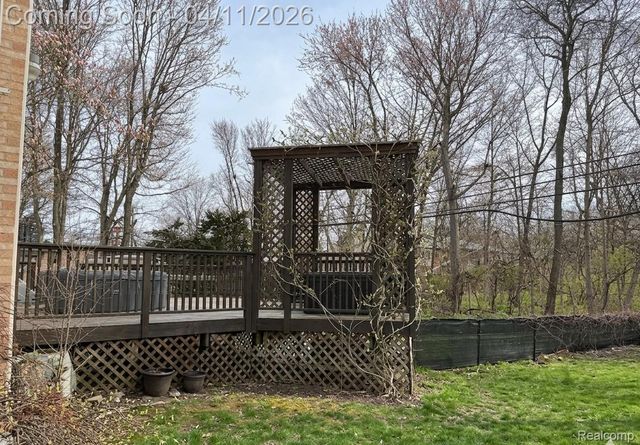 30261 Green Acres, Farmington Hills, MI 48334