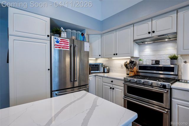 30261 Green Acres, Farmington Hills, MI 48334