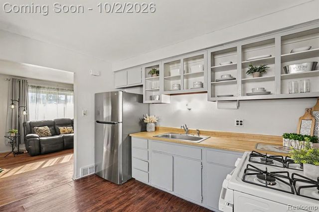 11939 Waiteley Drive, Sterling Heights, MI 48313