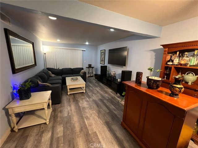18620 Hatteras Street 113, Tarzana, CA 91356