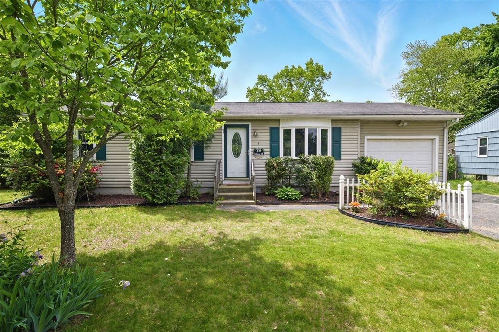 5 Blueberry Hill St, Springfield, MA 01128