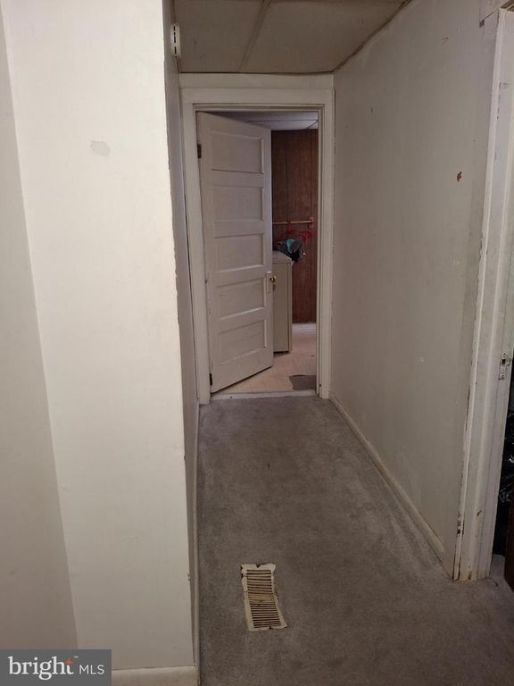 Image 11 of property listing at 905 MARYLAND AVE, Cumberland, MD 21502