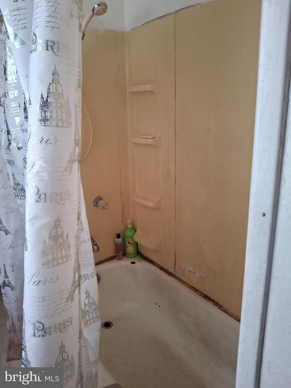 Image 15 of property listing at 905 MARYLAND AVE, Cumberland, MD 21502