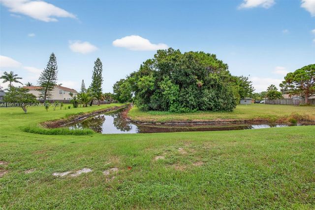 2221 SE Sidonia St, Port St. Lucie, FL 34952