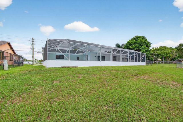 2221 SE Sidonia St, Port St. Lucie, FL 34952