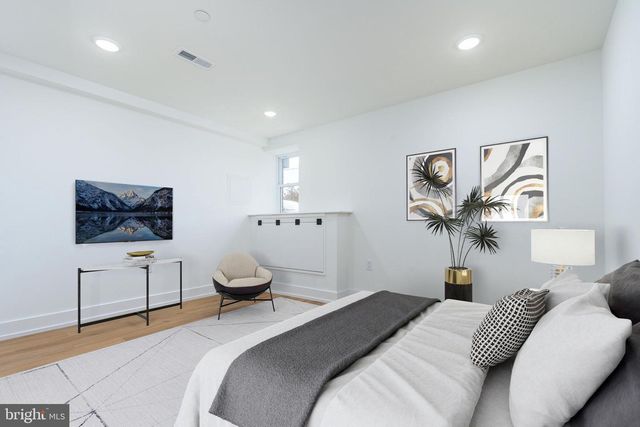 737 N 42ND ST, Philadelphia, PA 19104