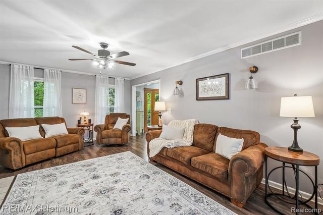 2353 Chestnut Bend, Howell, MI 48855