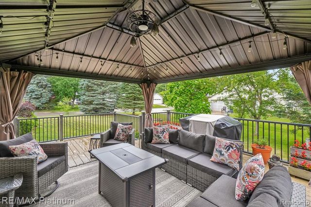 2353 Chestnut Bend, Howell, MI 48855